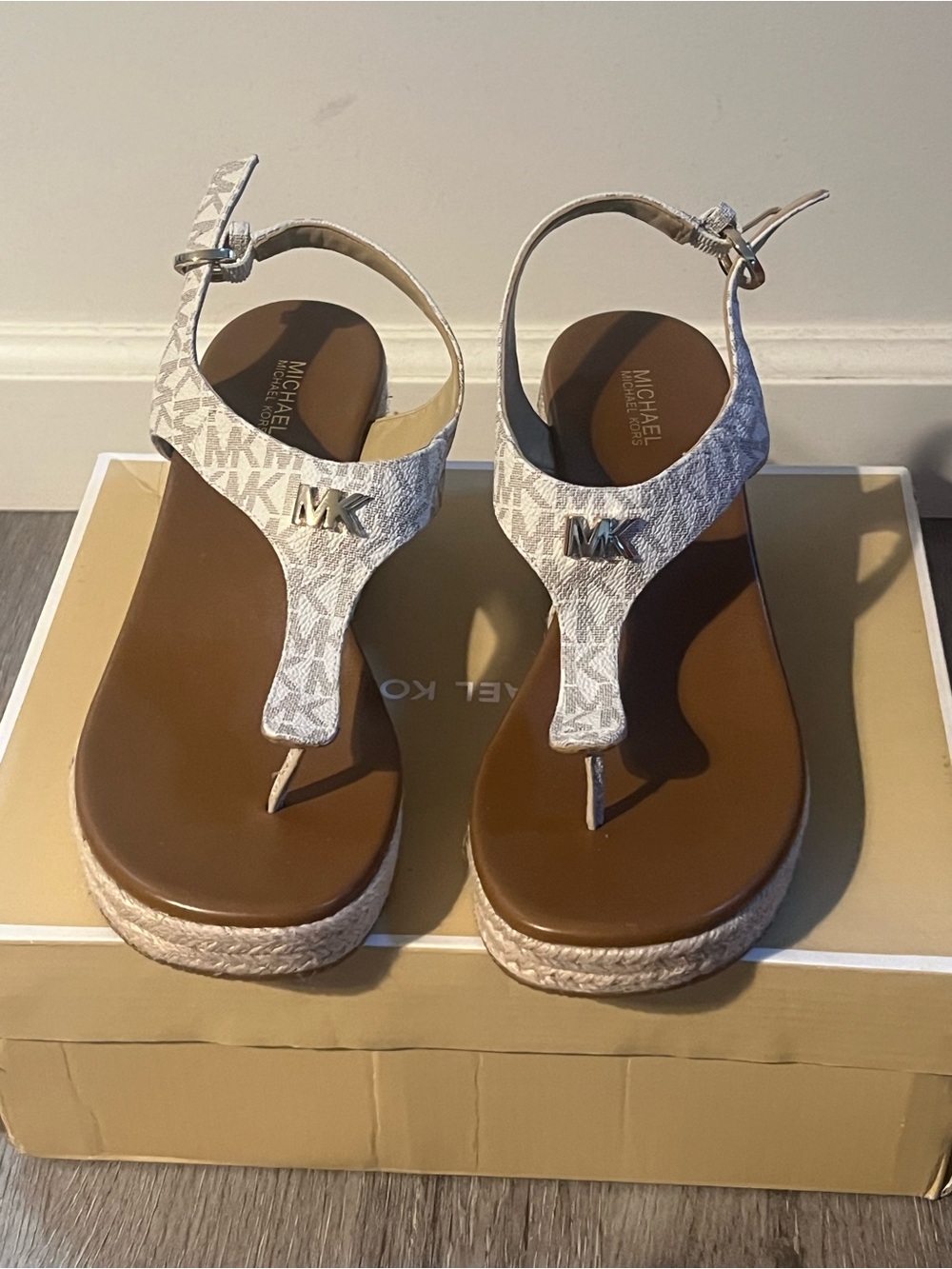 Michael Kors White Vanilla MK Logo Val Thong Wedge Sandals Size 7 NWB